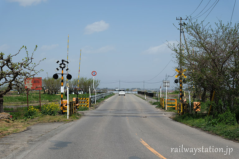 福島県会津美里町、JR只見線・会津高田駅北側の踏切
