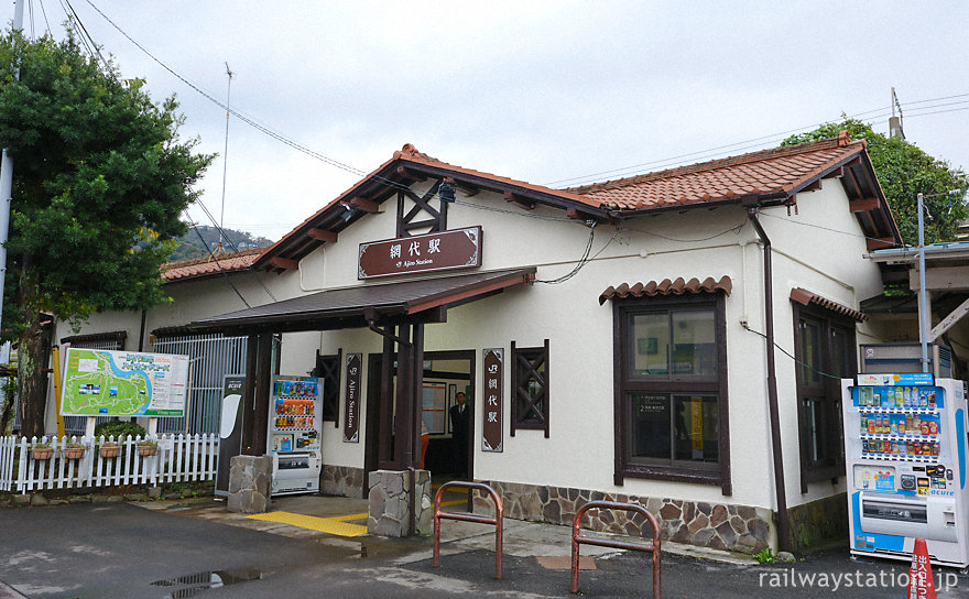 JR東日本伊東線・網代駅、リゾート色ある洋風木造駅舎