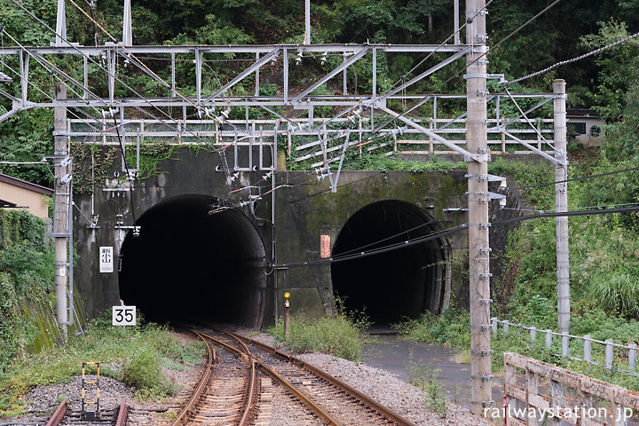 網代駅北端、伊東線新小山トンネル、複線化予定で旧線も残る