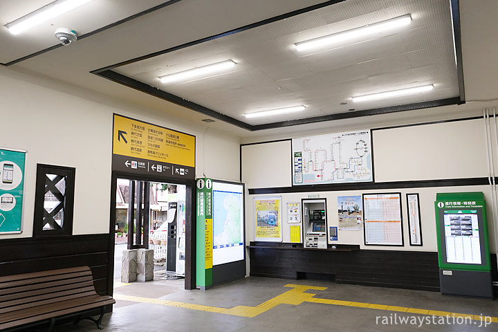 JR伊東線・網代駅待合室、無人駅となり塞がれた窓口