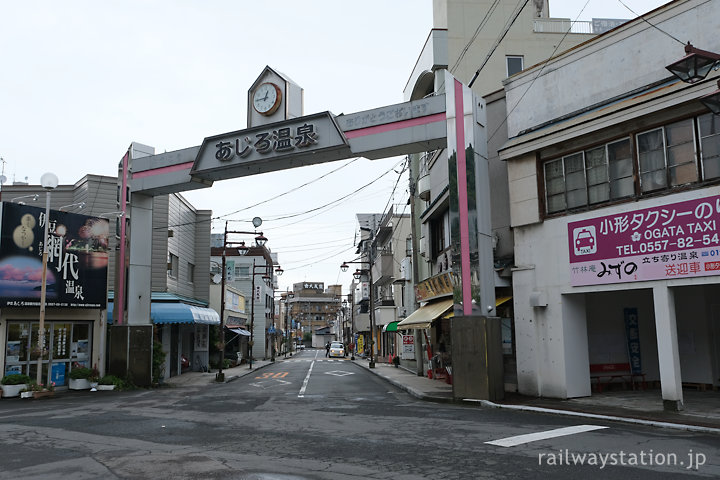 伊東線・網代駅前、網代温泉の歓迎ゲートがある