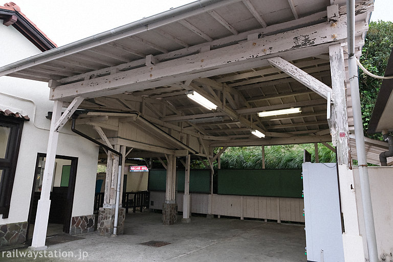 伊東線・網代駅の木造駅舎、降車用改札口の木の上屋