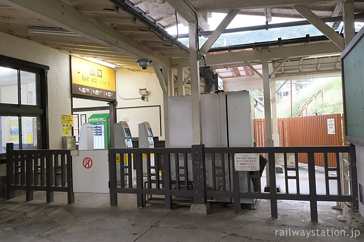 JR東日本・伊東線、網代駅の降車用改札口