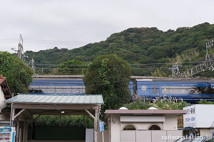 JR伊東線・網代駅を伊豆急のロイヤルエクスプレスが通過