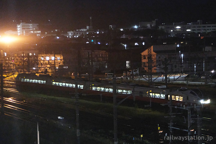 秋田駅に入線する青森からの特急つがる6号