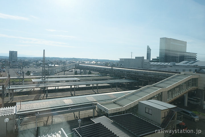 ホテルから朝の秋田駅を眺める