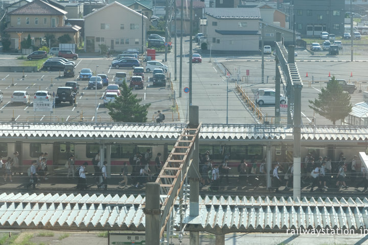 朝の通勤通学時間帯の秋田駅、普通列車から下車した人々