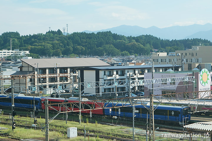 秋田駅に到着した男鹿線の普通列車、蓄電池駆動電車のEV-E801系