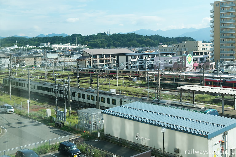 秋田駅を出発する快速リゾートしらかみ1号橅編成