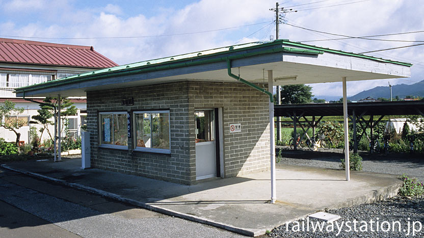 岩手県遠野市にある釜石線・青笹駅、古いレンガ造りの簡易駅舎