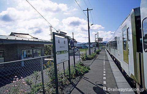 JR釜石線・青笹駅、ホームに入線したキハ100系気動車4両の普通列車