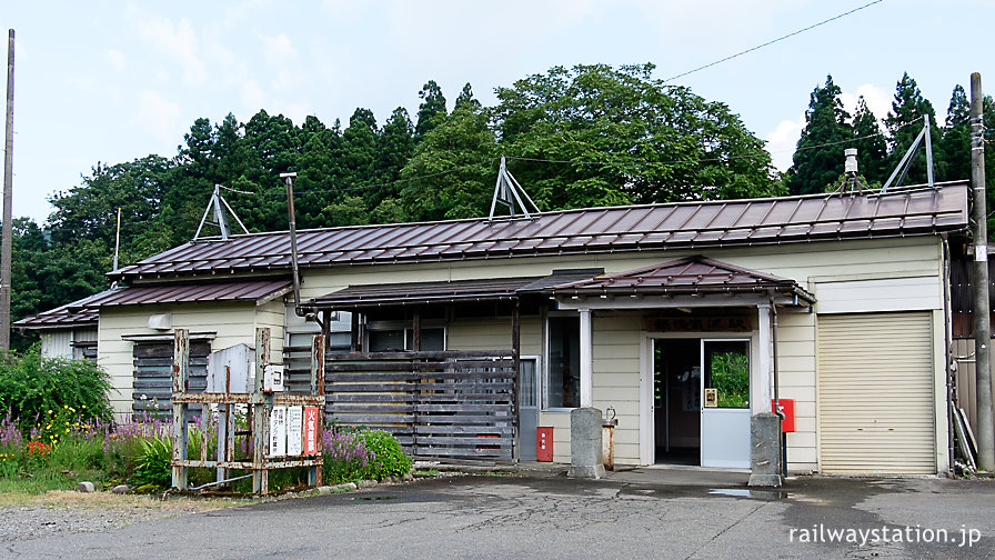 JR東日本飯山線・越後岩沢駅、昭和2年築の木造駅舎