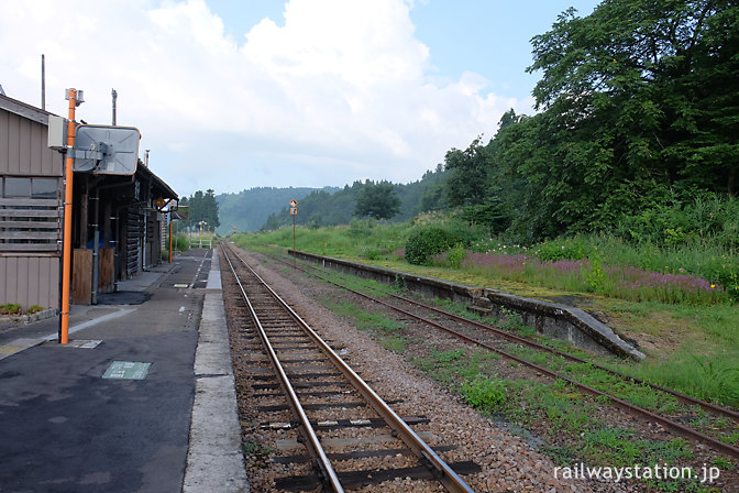 飯山線・越後岩沢駅、廃止されたプラットホームが残る