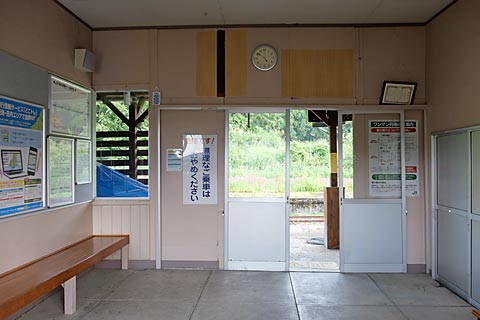 JR飯山線・越後岩沢駅の木造駅舎、待合室