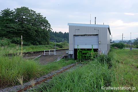 飯山線・越後岩沢駅、側線跡の車庫