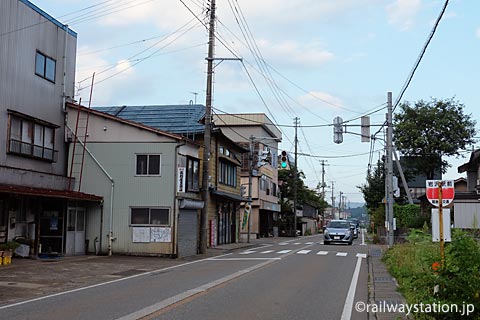 飯山線・越後岩沢駅、駅前の国道117号線