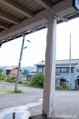 飯山線・越後岩沢駅の木造駅舎、車寄せの柱