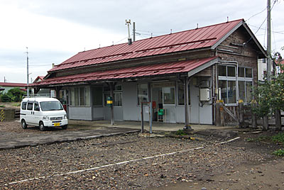 JR東日本・五能線、藤崎駅の木造駅舎ホーム側