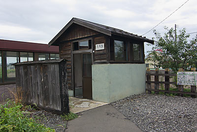 JR五能線・藤崎駅、古めかしい木造のトイレ