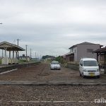 JR五能線・藤崎駅、ホームと広い側線跡、木造駅舎