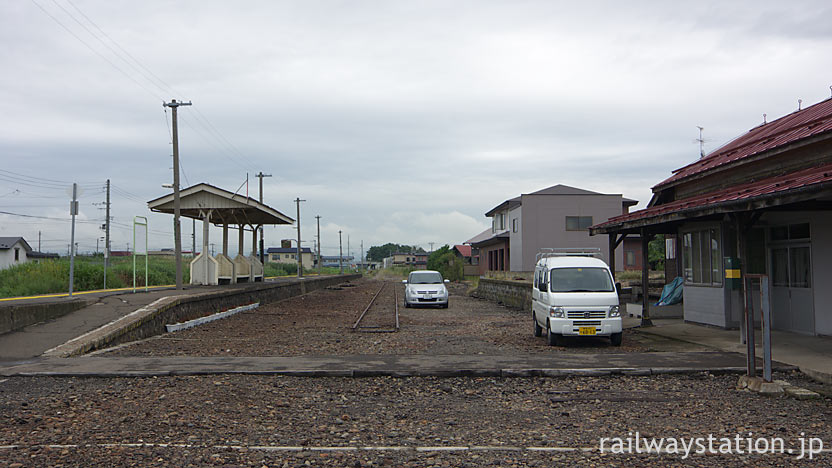 JR五能線・藤崎駅、ホームと広い側線跡、木造駅舎