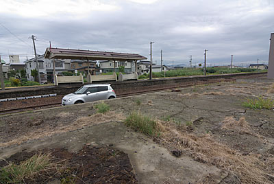 JR五能線・藤崎駅、貨物用ホーム跡とプラットホーム