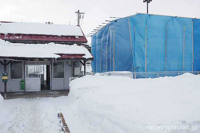 2012年2月、冬の五能線藤崎駅、トイレ建替え中