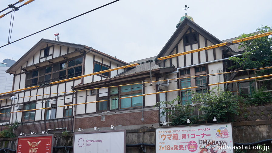 JR東日本山手線・原宿駅、大正築の洋風駅舎をホームから見上げる