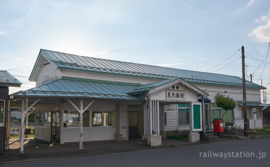 JR東日本花輪線・東大館駅、昭和4年築の素朴な木造駅舎