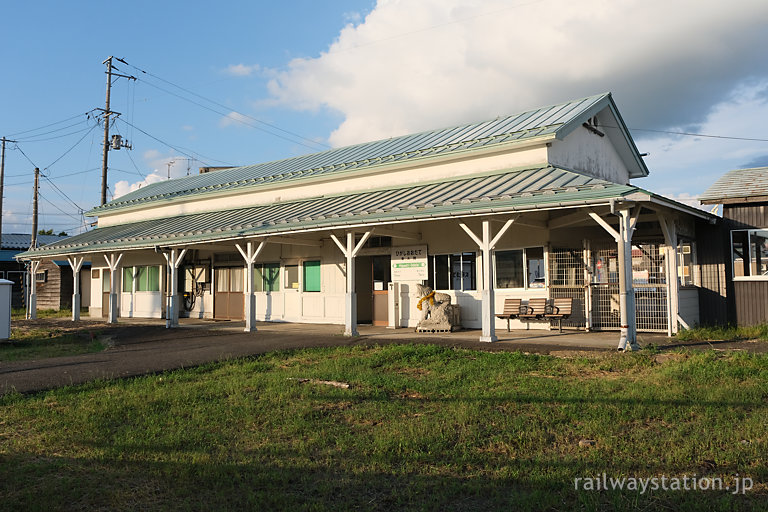 花輪線・東大館駅の木造駅舎、ホーム側と側線跡の草地