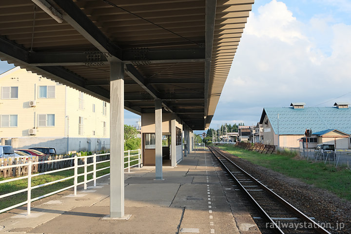 花輪線・東大館駅、片側が廃され1面1線になった島式ホーム