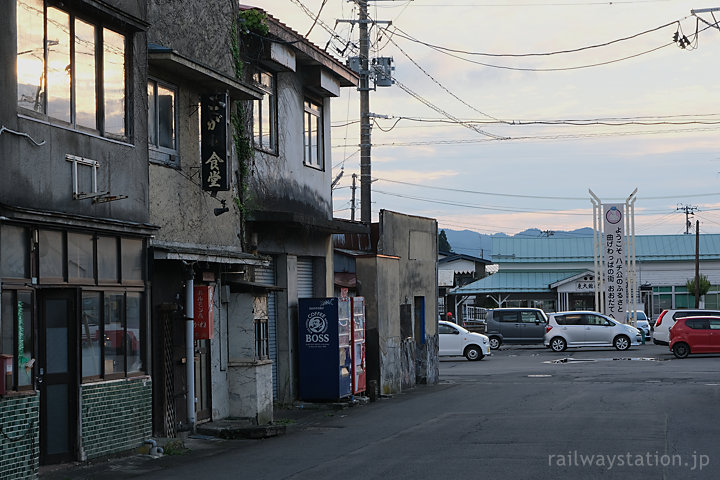 大館市、東大館駅舎と駅前の歓楽街(跡)