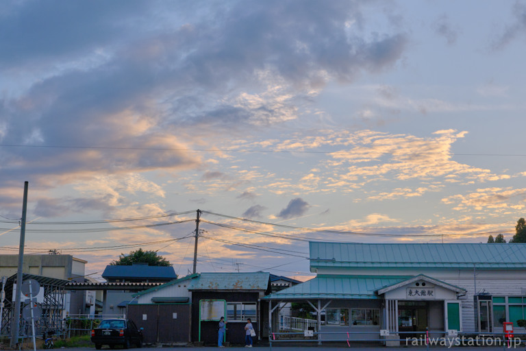 秋田県大館市、夕暮れの東大館駅舎