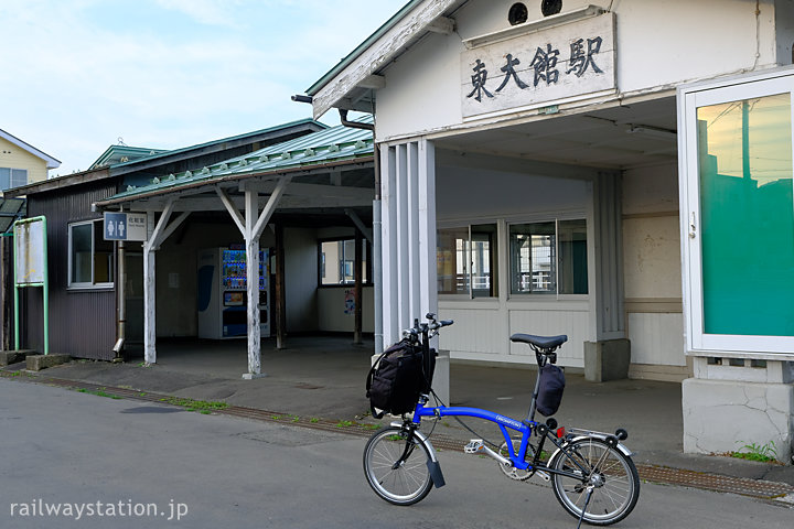 花輪線・東大館駅の木造駅舎と駅巡りの相棒・BROMPOTON