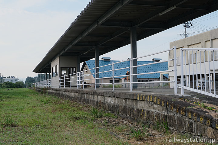 花輪線・東大館駅、石積みのホームと側線跡