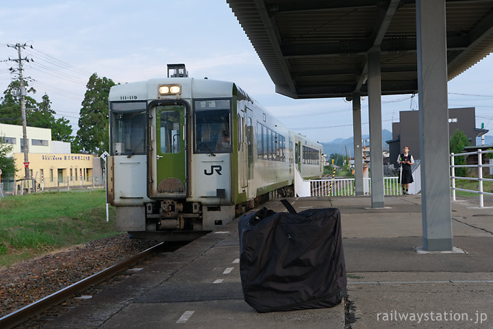JR東日本・花輪線、東大館駅に入線する上り始発列車
