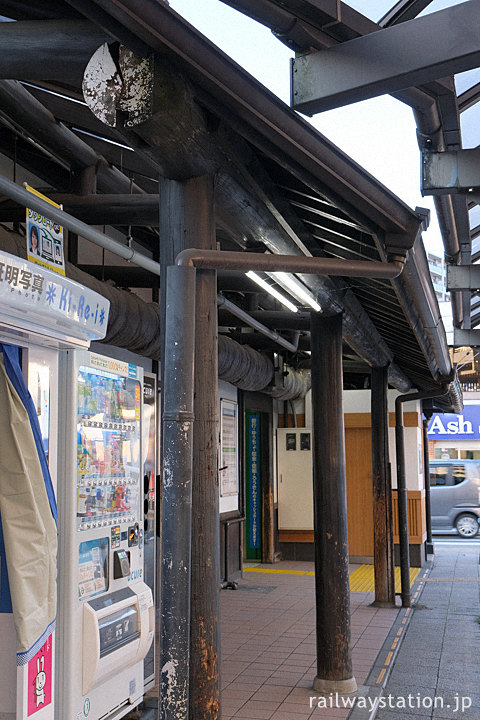 JR中央本線・日野駅の木造駅舎、丸太を使った庇の柱