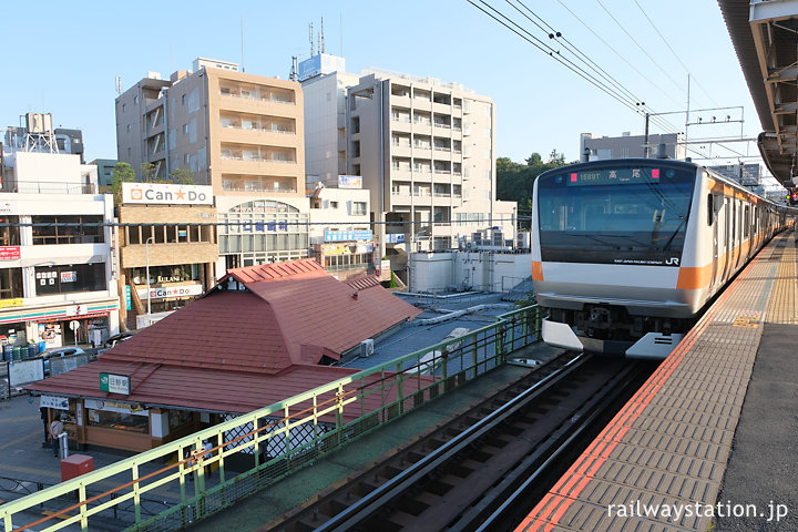 JR中央本線・日野駅、高架のホームから見た駅舎