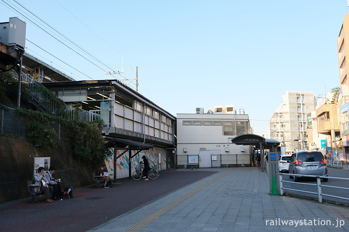 JR中央本線・日野駅、駅舎裏側の送迎車の乗降所