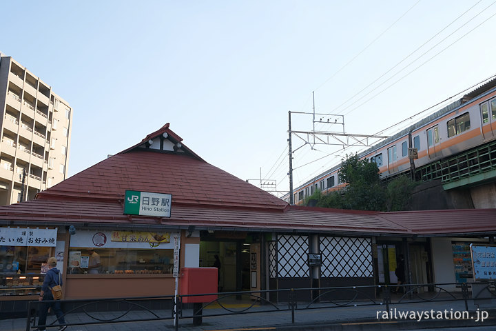 JR東日本・日野駅、高架をゆく中央線の列車