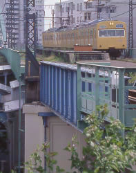 鶴見線に残る鶴見臨港鉄道、本山駅の廃駅跡を通過する103系電車