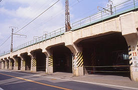 鶴見線の高架、鶴見臨港鉄道本山駅(本山前駅)があった付近