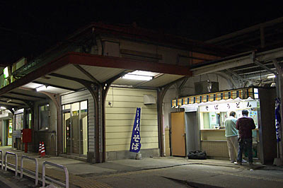 伊勢崎駅舎横、地元で人気の駅そば・うどん屋