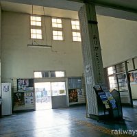 奥羽本線・神町駅の木造駅舎、吹き抜けで広々とした待合室