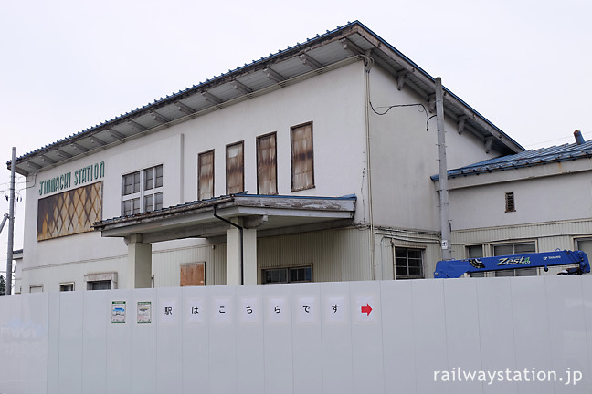 奥羽本線・神町駅、取り壊し工事が始まった旧駅舎