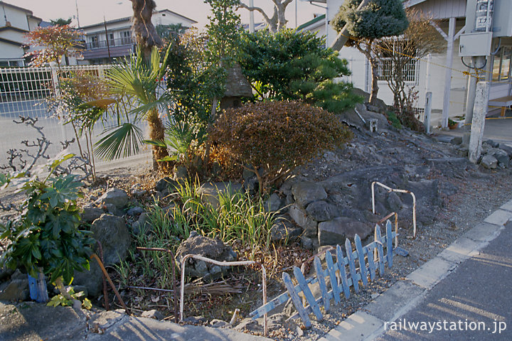 JR常磐線・木戸駅、駅舎側1番ホームにある枯池