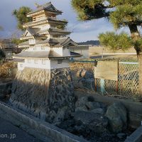 常磐線・木戸駅2番ホーム、城のオブジェと濠を模した枯池