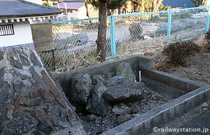 常磐線・木戸駅2番ホームお城のある池跡、石垣と注水口