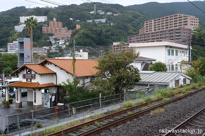 JR伊東線・来宮駅、駅舎と周囲の風景