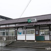 群馬県伊勢崎市、両毛線の国定駅、昔の趣を残しつつ改修された木造駅舎
